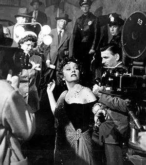 Cena de Crepúsculo dos Deuses (Sunset Boulevard), de 1950. A personagem Norma Desmond, estrela de cinema decadente, é consumida por sua vaidade ensandecida. Cena de Crepúsculo dos Deuses (Sunset Boulevard), de 1950. A personagem Norma Desmond, estrela de cinema decadente, é consumida por sua vaidade ensandecida.