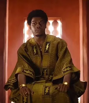 John Boyega no papel do Rei Ghezo de Daomé - cena do filme A Mulher Rei (2022)