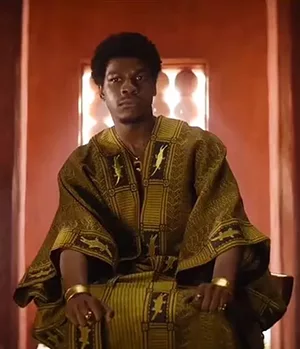 John Boyega no papel do Rei Ghezo de Daomé - cena do filme A Mulher Rei (2022) John Boyega no papel do Rei Ghezo de Daomé - cena do filme A Mulher Rei (2022)