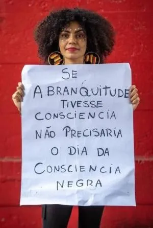 Maria Silva, na Marcha da Consciência Negra em São Paulo, culpabilizando todos os indivíduos de todas as etnias brancas por seus problemas.