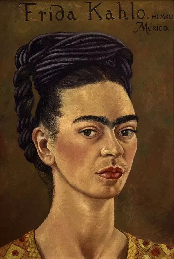Autorretrato com Vestido Vermelho e Dourado - Pintura de Frida Kahlo